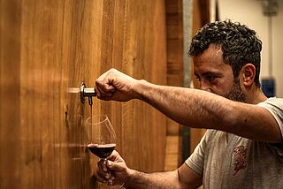 Arbeit im Weinkeller vom Weingut Pian delle Vigne