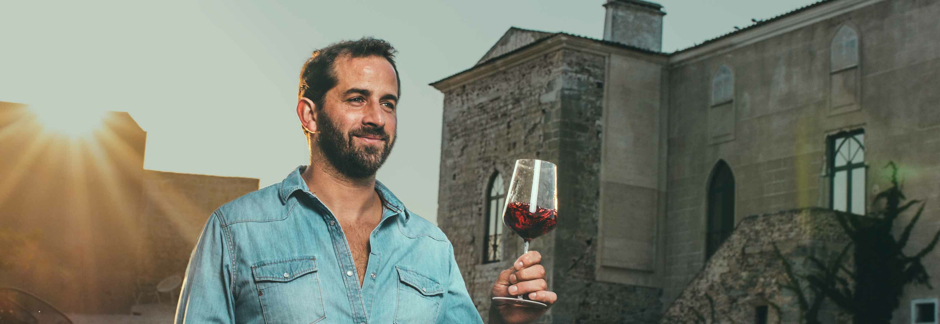 António Maçanita mit einem Glas Rotwein