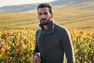 Winzer Aurelien Suenen auf seinem Weinfeld Winzer Aurelien Suenen auf seinem Weinfeld