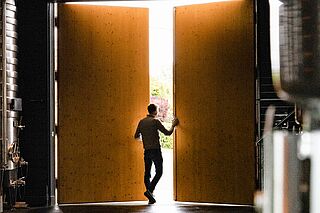 Winzer am Eingang des Weinkellers Champagne Clandestin Winzer am Eingang des Weinkellers Champagne Clandestin