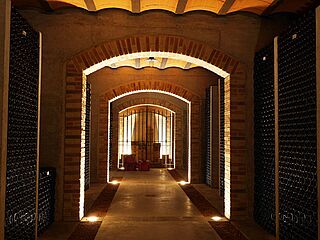 Korridor in einem Kellergewölbe eines Flaschenlagers