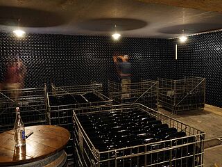 Arbeiter in einem großen Flaschenlager