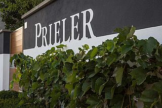 Schild des Weinguts Prieler