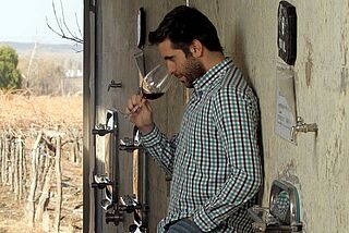 Winzer bei einer Weinprobe auf dem Weingut Vaglio