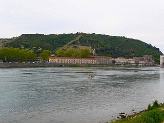 Panorama mit Fluss im Weinbaugebiet Crozes-Hermitage