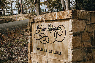 Schild mit dem Namen vom Winzer