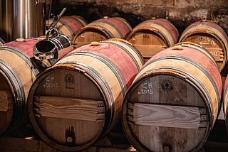 Weinfaesser im Weinkeller Certan de May