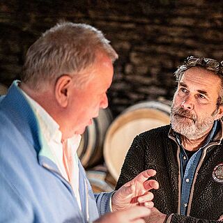 Heiner Lobenberg spricht mit einem Winzer