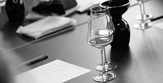 Gläser und Bogen bei der Verkostung