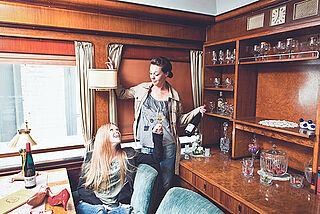 Rebecca Materne und Janina Schmitt trinken Wein