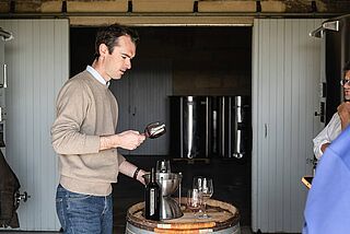 Winzer bei der Weinverkostung