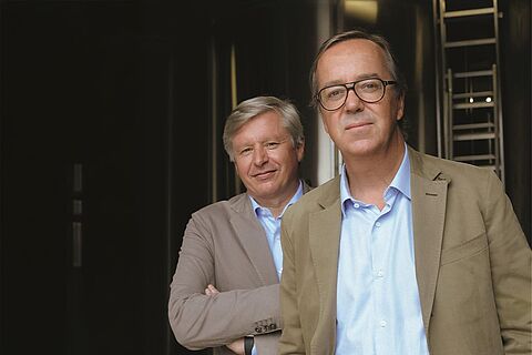 die beiden Winzer im Weinkeller