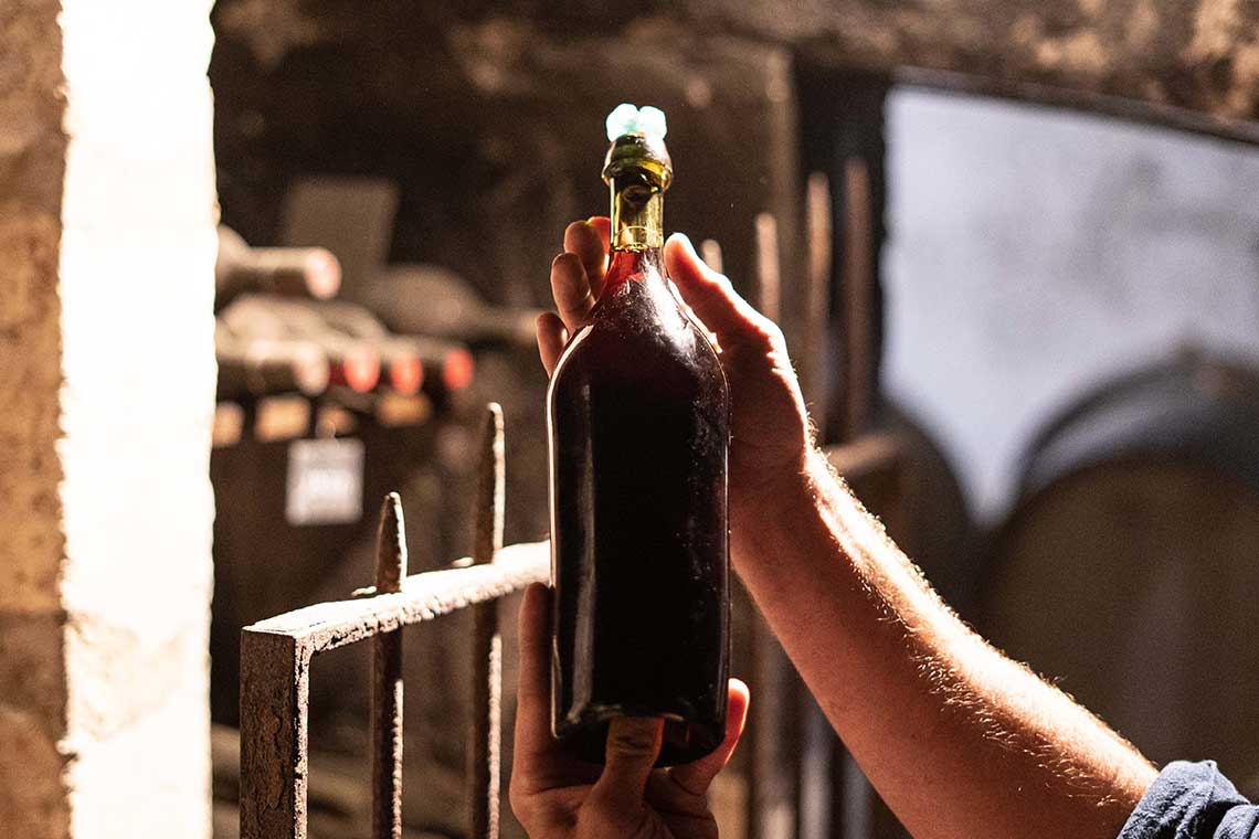 Eine der ältesten noch erhalten Flaschen im Bordeaux liegt im Keller von Coutet