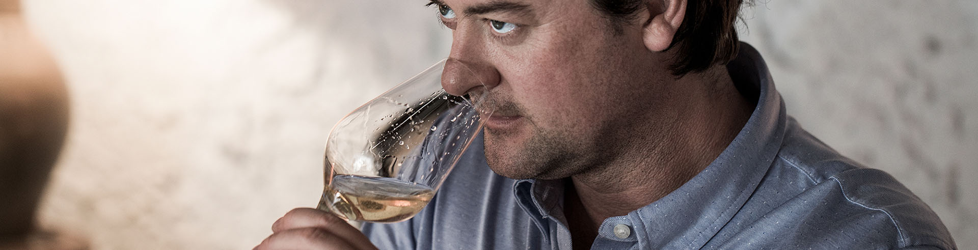 Andre Clouet riecht an seinem Champagner
