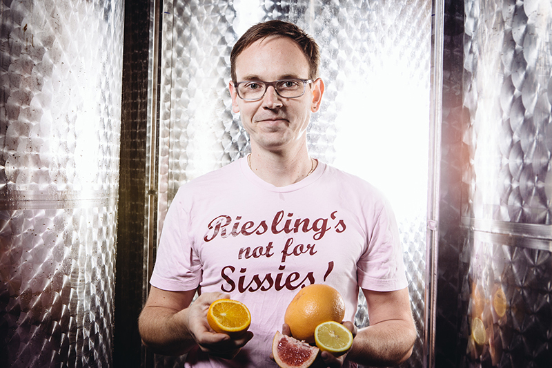 Jörn Goziewski zwischen Edelstahl Tanks