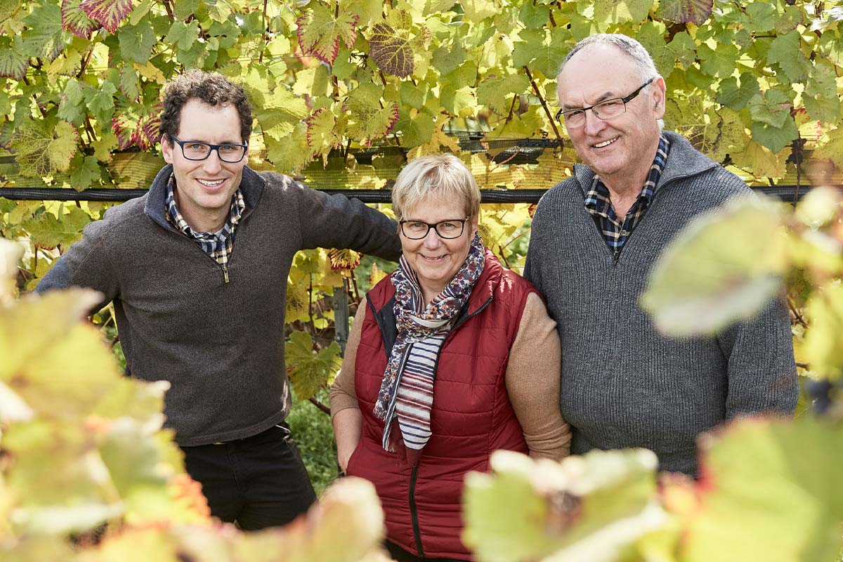 Reinhold und Cornelia Schneider mit Sohn im Weinberg