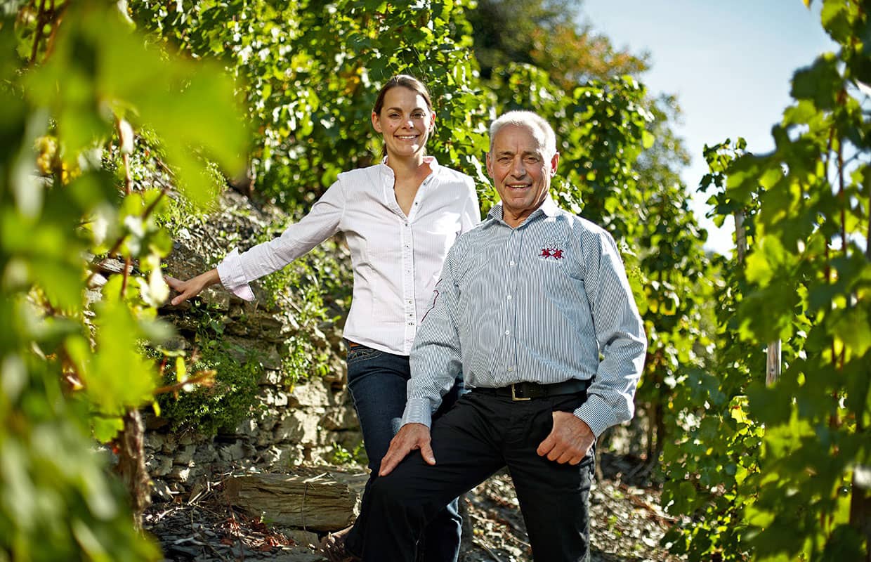 Winzer vor einem Weingut - Mosel Saar Ruwer