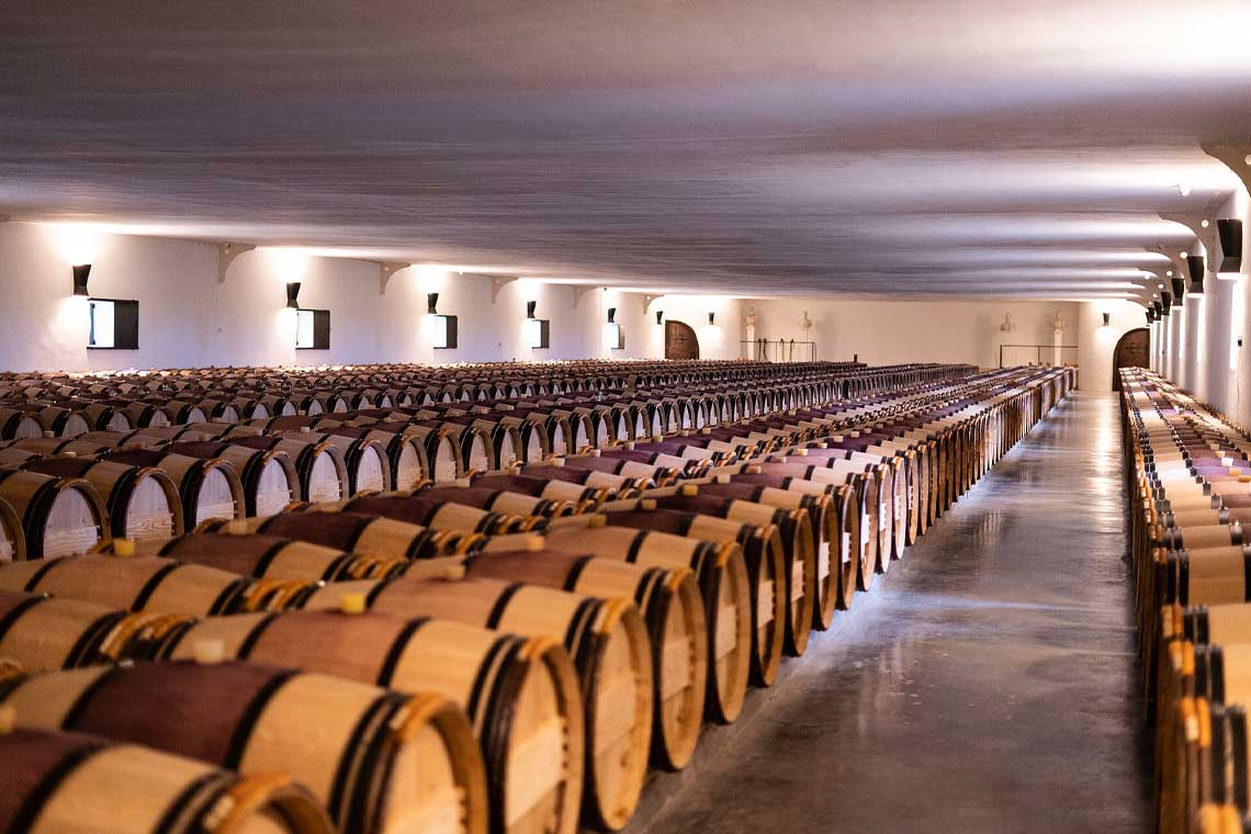 Weinkeller und Weinfässer des Weinguts Mouton Rothschild