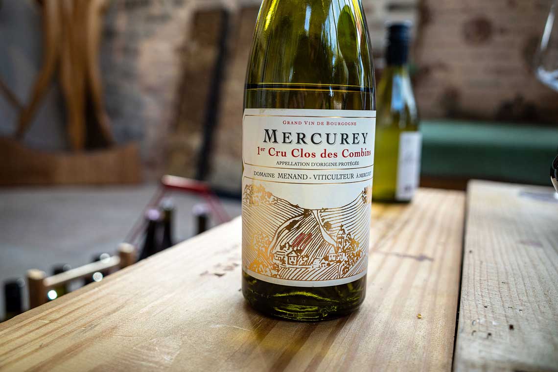 Vinflaske fra Domaine Menand på et træbord