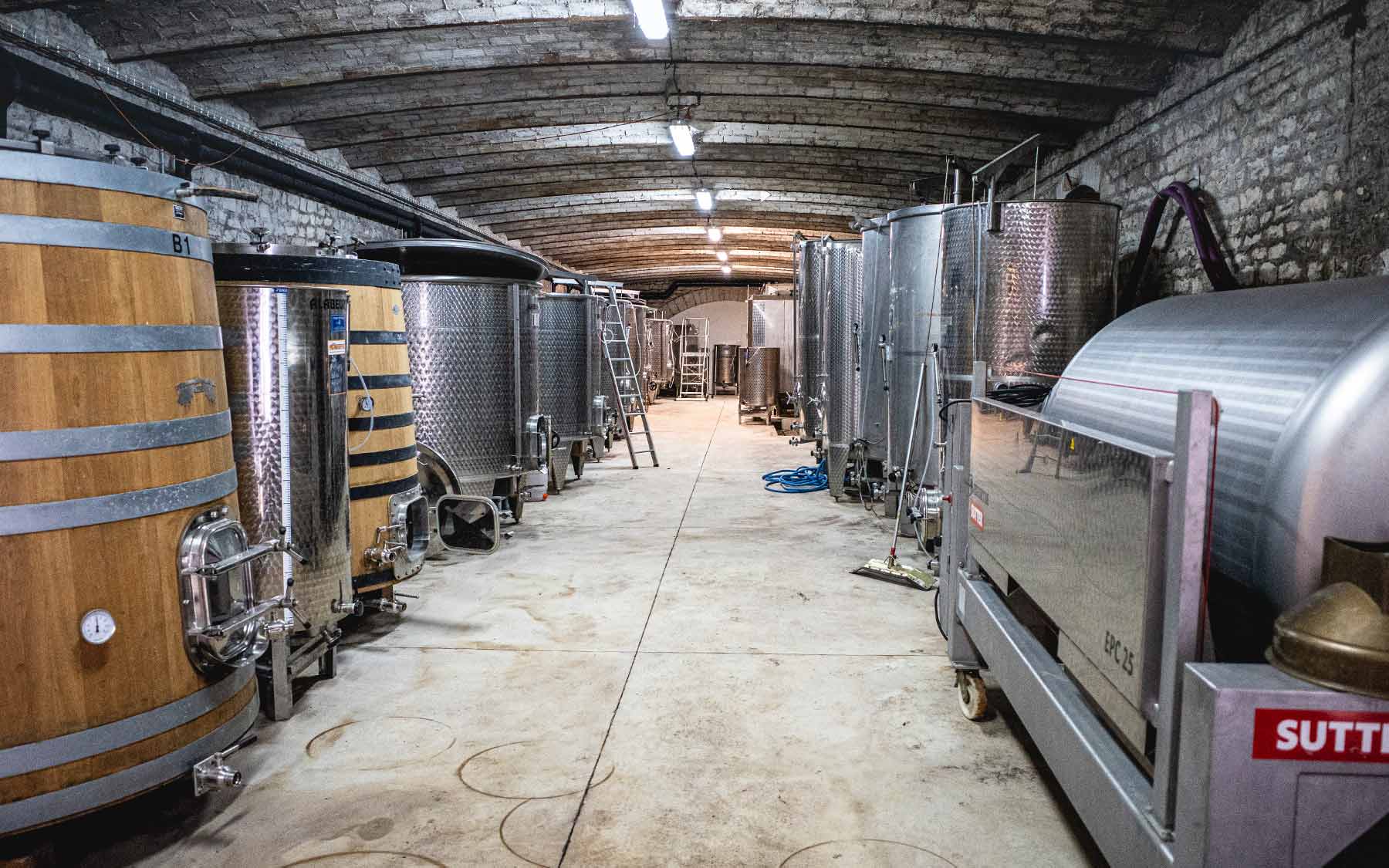 Wein Keller und Weinfässer Les Héritiers Saint-Genys