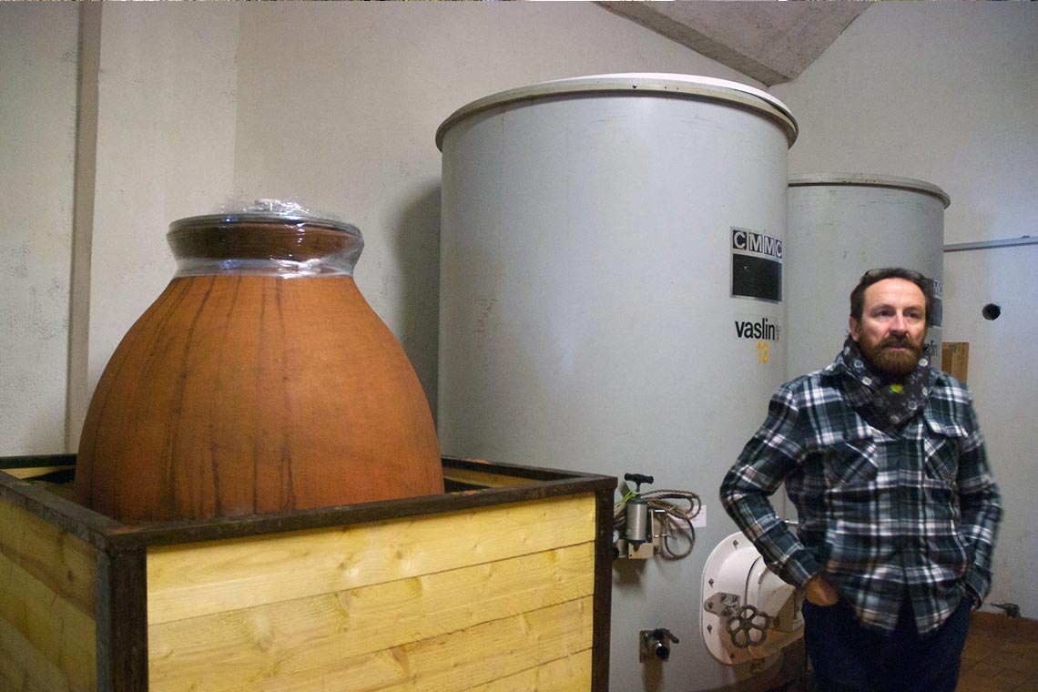 Winzer vor Tank