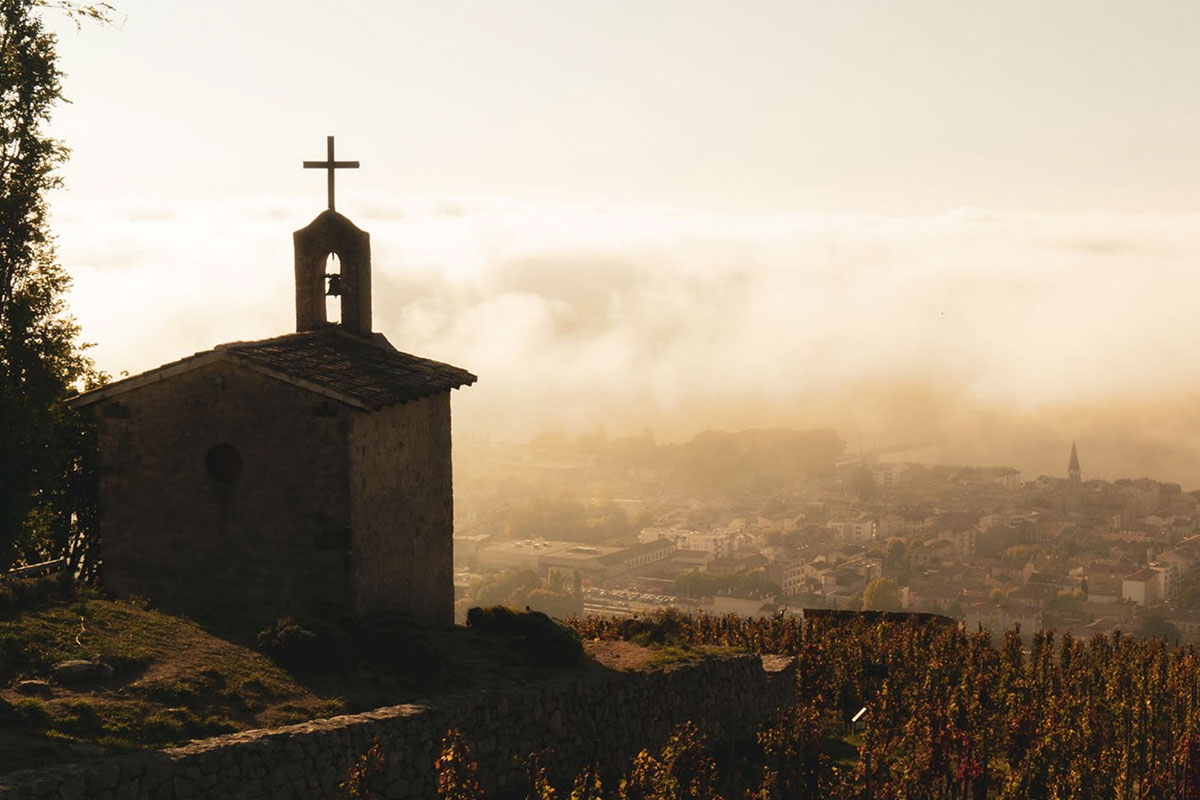 Blick unter auf die Weinberge hinter der Kapelle