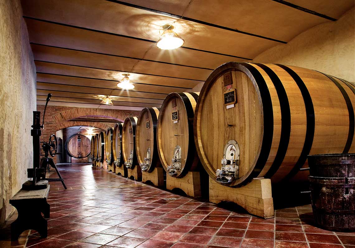 Weinkeller, Weinfässer von dem Weingut Cavallotto