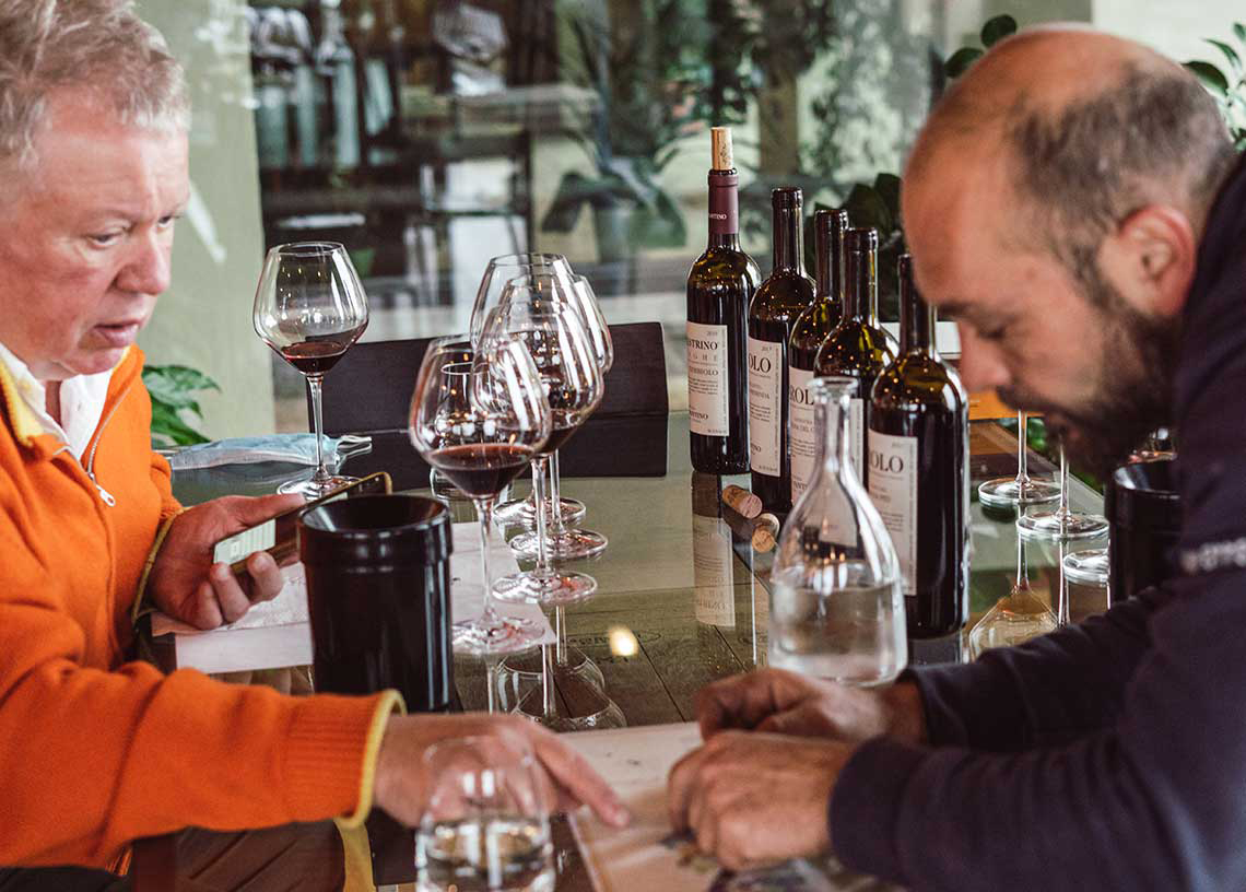 Weinprobe am Tisch mit Heiner Lobenberg