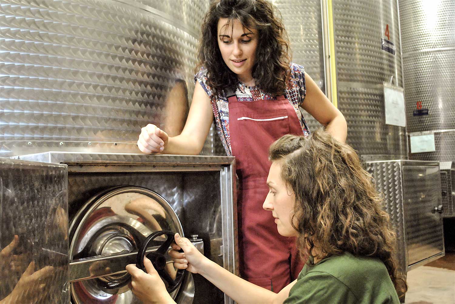 Die zwei Schwestern Monica und Daniela im Weinkeller Tibaldi