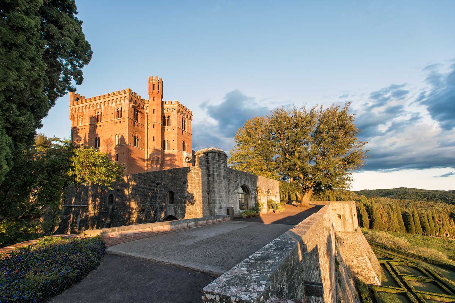 Weingut und Burg bei Sonnenschein Barone Ricasoli