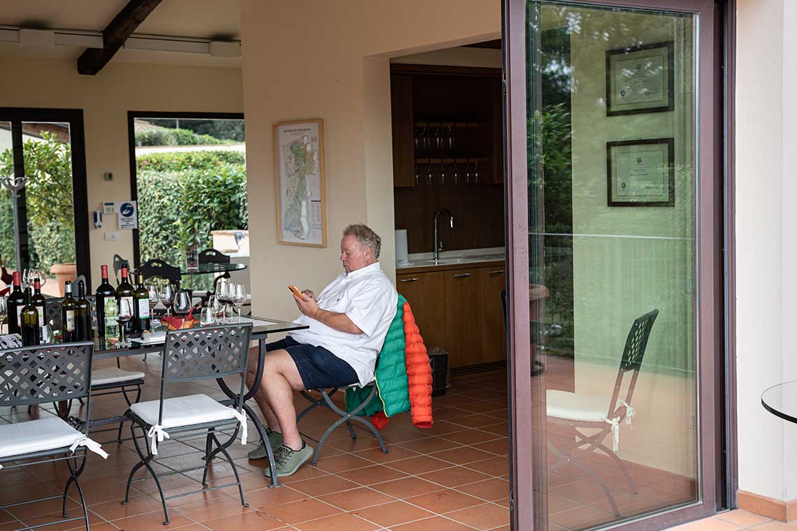 Heiner Lobenbergs bei einer Weinverkostung auf dem Weingut Grattamacco