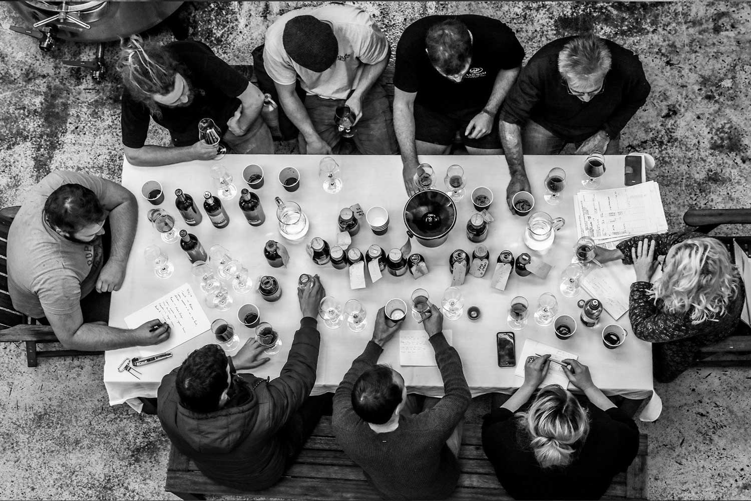 Gruppe verkostet Weine auf dem Weingut von Ata Rangi