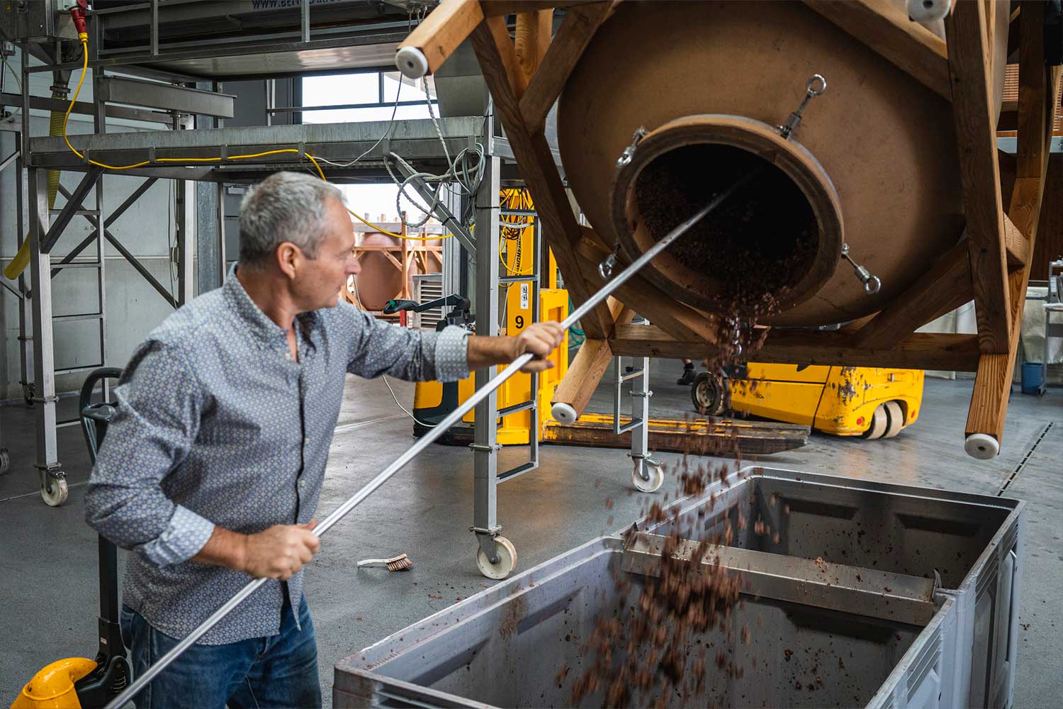 Arbeit im Keller vom Weingut Heinrich