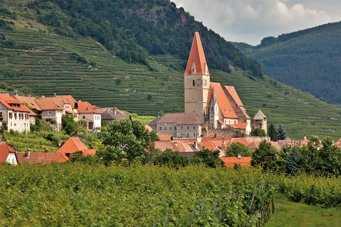 Kirche im Dorf beim Weingut Prager