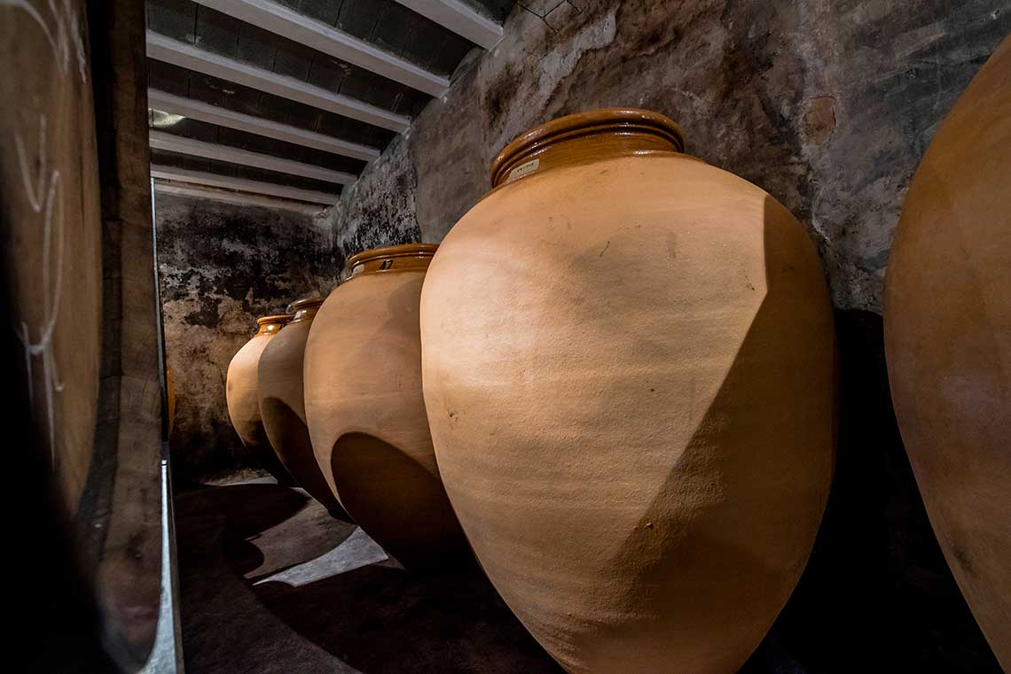 Weinfässer aus Ton im Keller von Clos I Terrasses