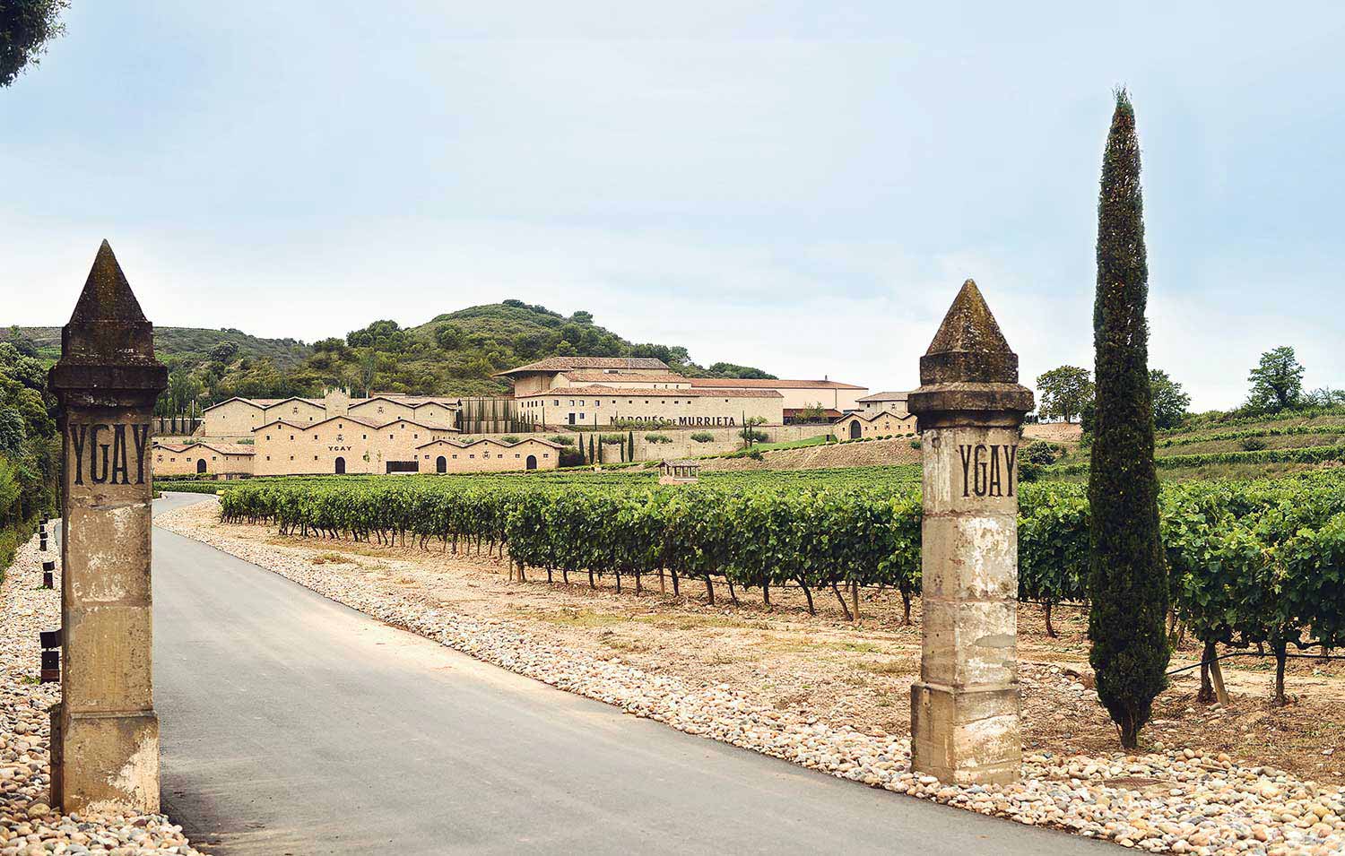 Weingut Marques de Murrieta mit Steinpfeiler vor dem Eingang im Vordergrund