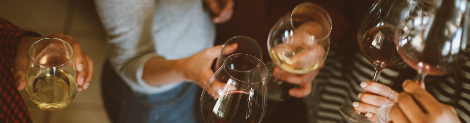 Freunde trinken Wein