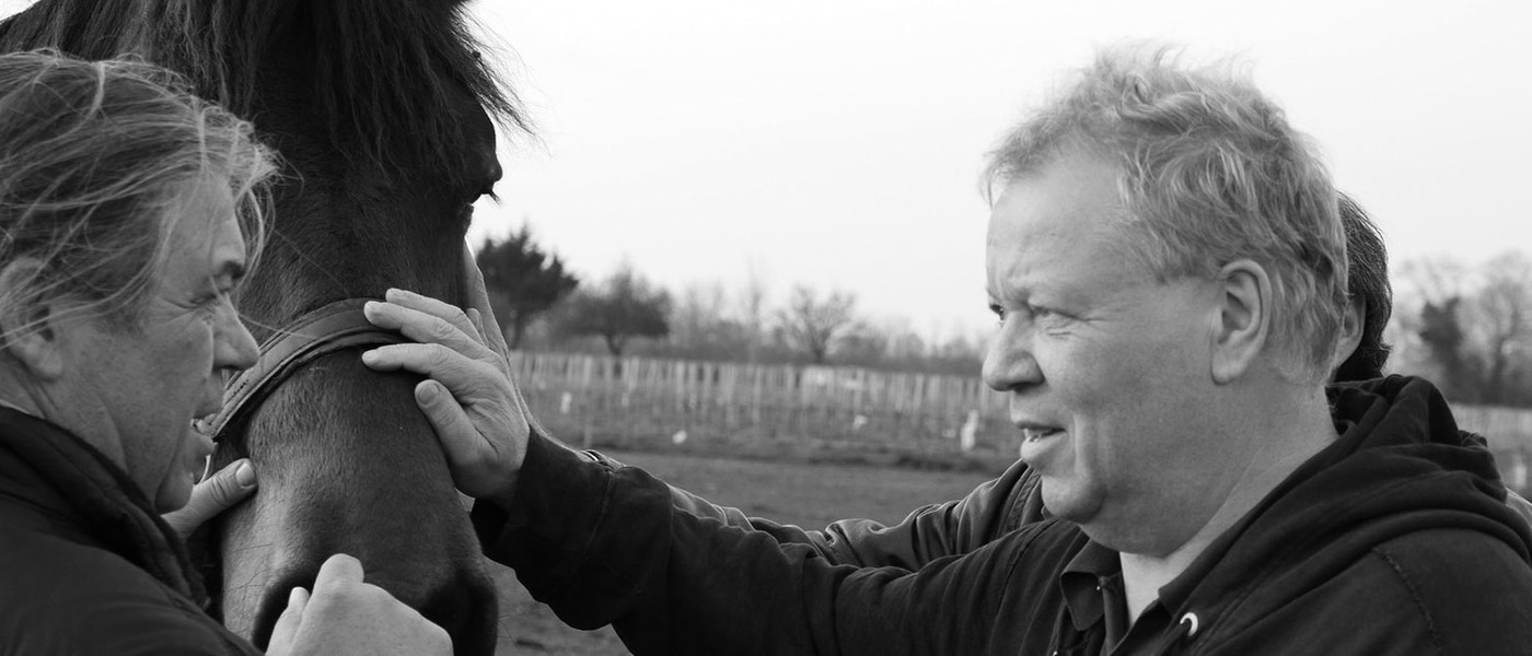 Heiner Lobenberg spricht mit einem Winzer und streichelt ein Pferd