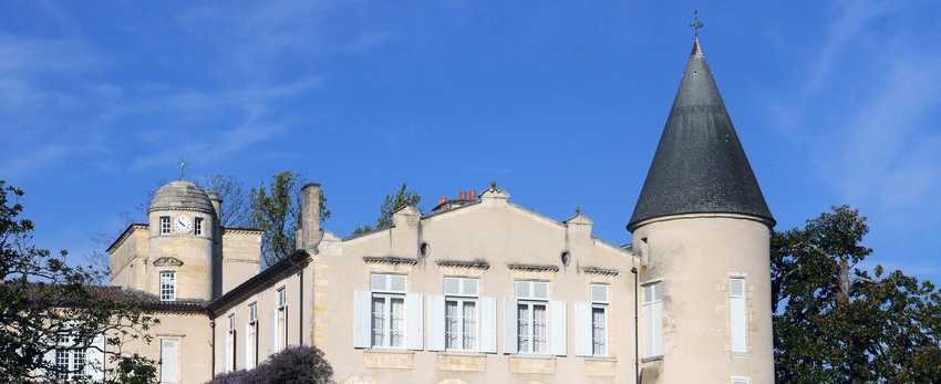 Weingut Château Lafite vor blauem Himmel