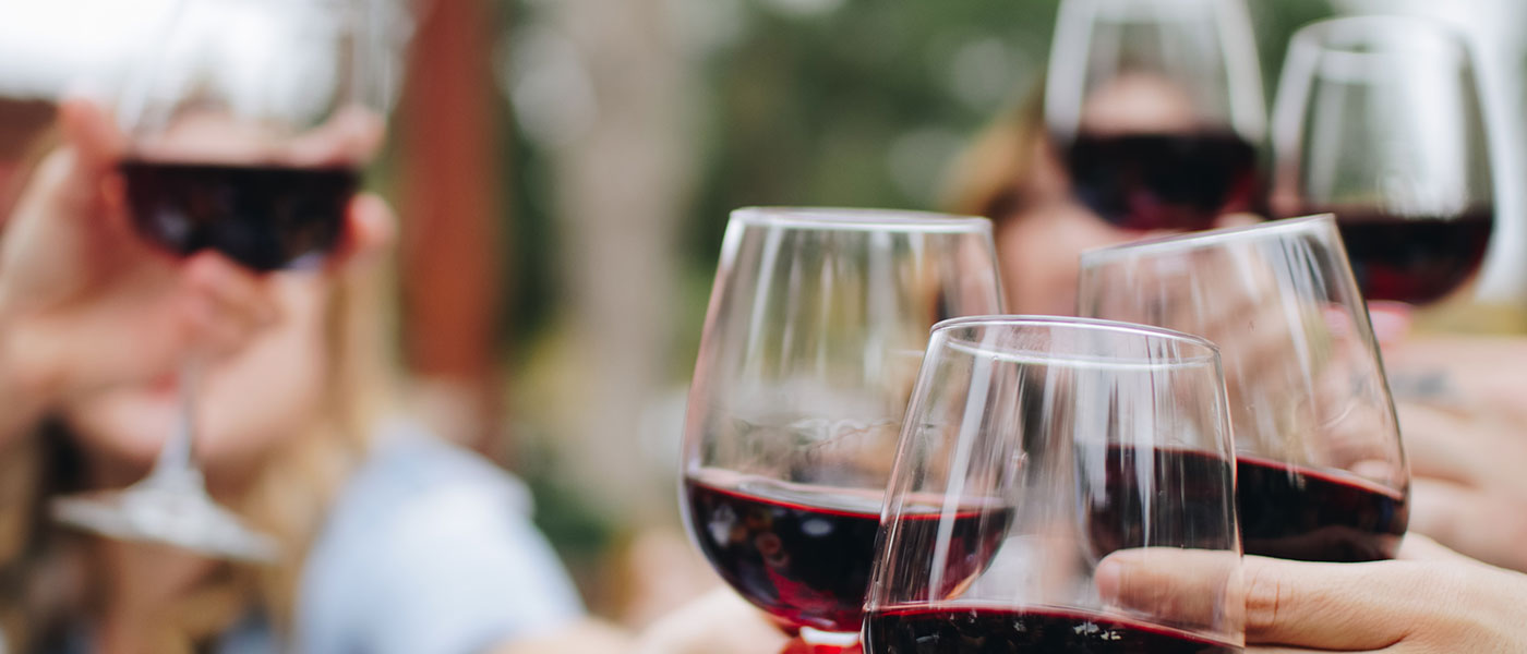 Freunde stoßen auf ein Glas wein an